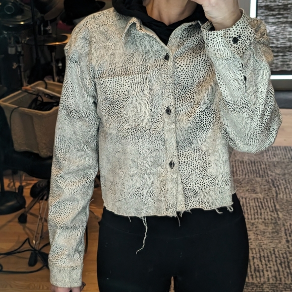 GRLFRND Christy Snow Leopard Stretch Crop Raw Hem Denim Jacket size M - Picture 4 of 11